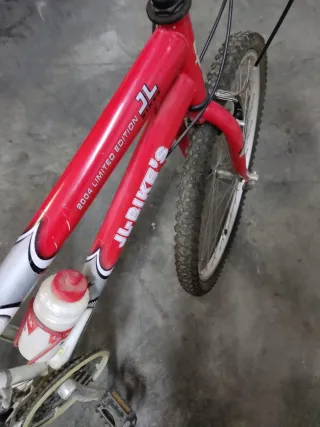 Bicicleta roja y blanca