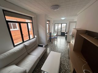 SE ALQUILA PISO MUY LUMINOSO.