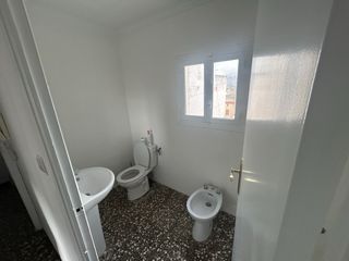 SE ALQUILA PISO MUY LUMINOSO.