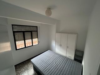 SE ALQUILA PISO MUY LUMINOSO.