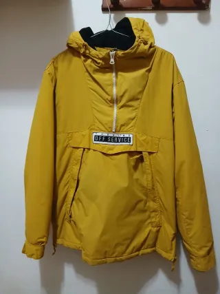 Abrigo amarillo con capucha