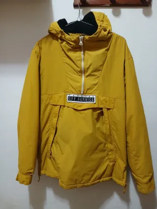 Abrigo amarillo con capucha