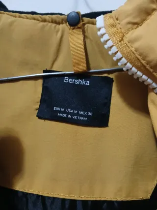 Abrigo amarillo con capucha