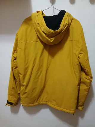 Abrigo amarillo con capucha