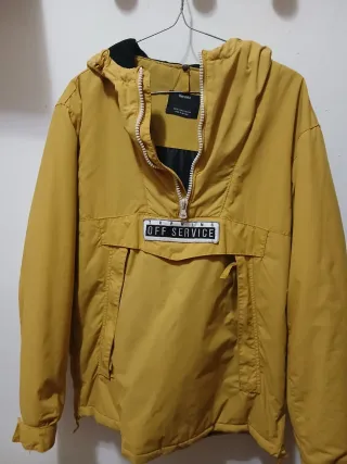 Abrigo amarillo con capucha