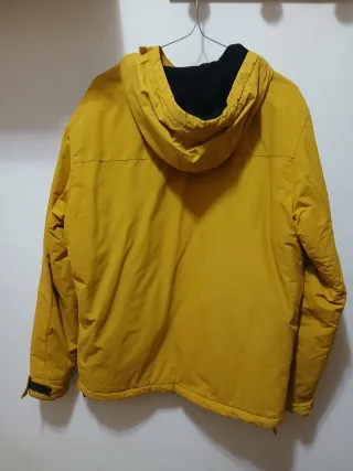 Abrigo amarillo con capucha