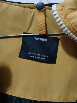 Abrigo amarillo con capucha