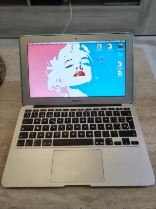 MacBook Air Plata con Teclado Verde