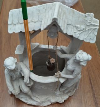 Figura porcelana antigua pareja pozo