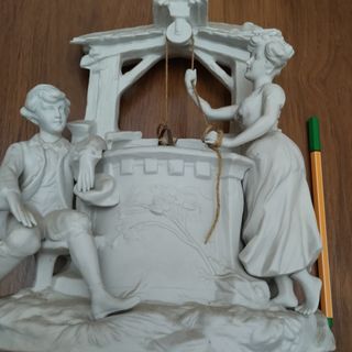 Figura porcelana antigua pareja pozo