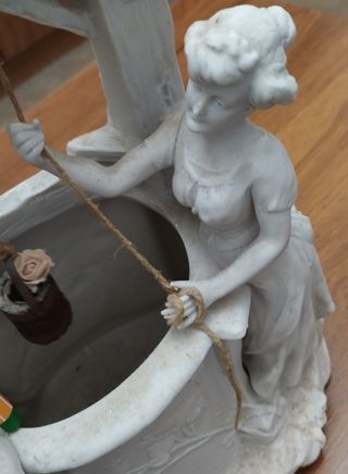 Figura porcelana antigua pareja pozo