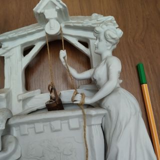 Figura porcelana antigua pareja pozo