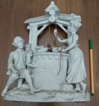 Figura porcelana antigua pareja pozo