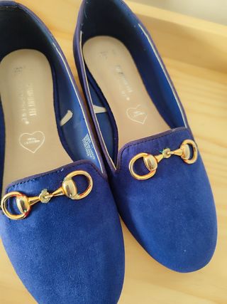 Manoletinas Azul Real con Detalle Dorado