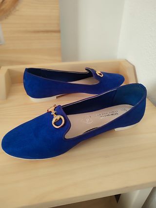 Manoletinas Azul Real con Detalle Dorado