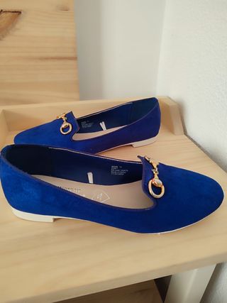 Manoletinas Azul Real con Detalle Dorado