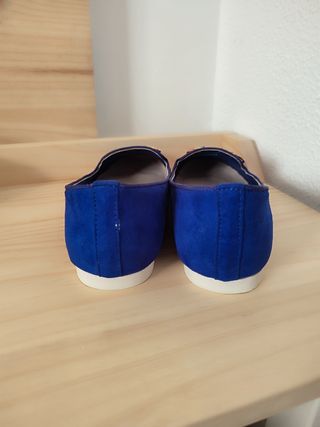 Manoletinas Azul Real con Detalle Dorado