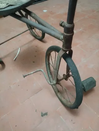 Triciclo antiguo para niño