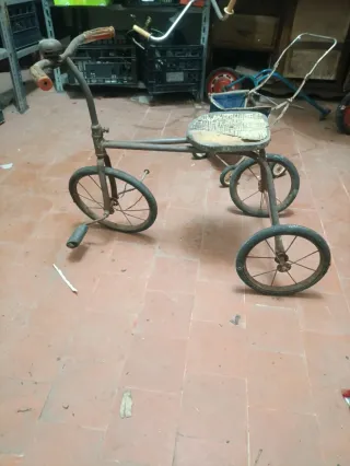 Triciclo antiguo para niño