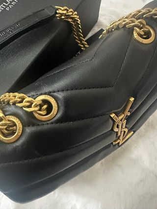 Bolso Negro Logo Dorado