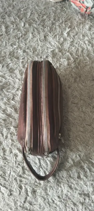 Neceser de piel marrón