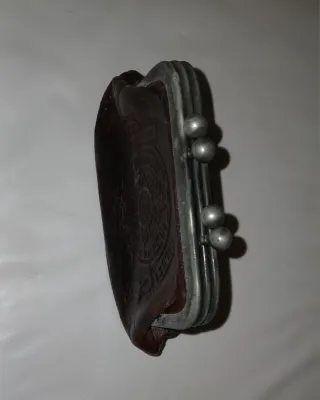 Monedero de piel con diseño azteca