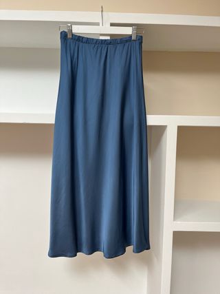 Falda midi satinada en seda y viscosa