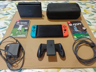 Nintendo Switch OLED con FIFA 24 y 25