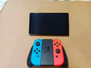 Nintendo Switch OLED con FIFA 24 y 25