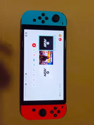 Nintendo Switch OLED con FIFA 24 y 25
