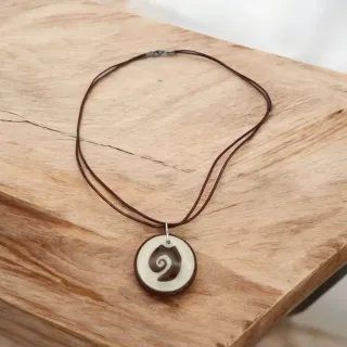 Colgante redondo espiral marrón y blanco