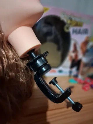 Cabeza de peluquería con accesorios