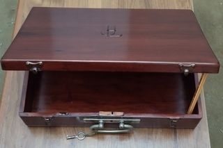 Caja de nogal antigua con cerradura