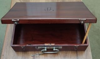 Caja de nogal antigua con cerradura