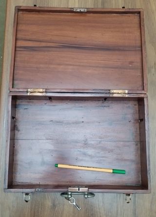 Caja de nogal antigua con cerradura