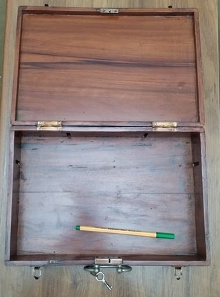 Caja de nogal antigua con cerradura