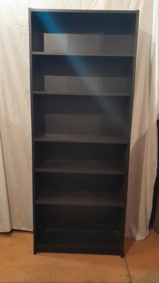 Estantería de madera oscura