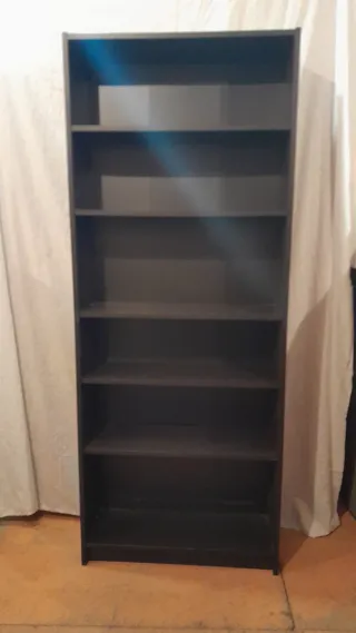 Estantería de madera oscura