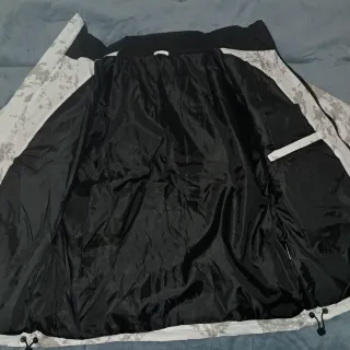 Chaqueta acolchada blanca y negra