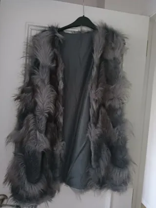 Chaleco de pelo gris y blanco