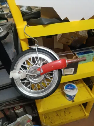 Rueda triciclo antiguo