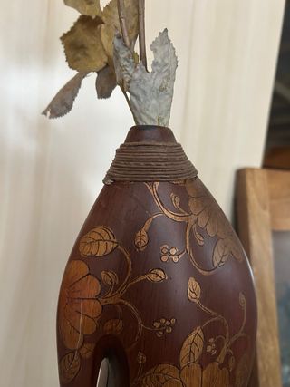 Jarrón de madera decorado
