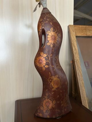 Jarrón de madera decorado