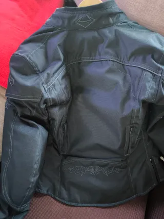 Cazadora de moto negra para mujer. Cordura.