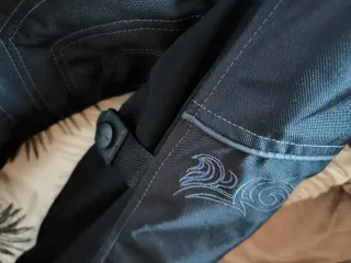 Cazadora de moto negra para mujer. Cordura.