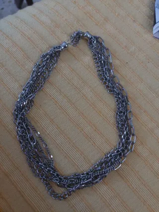 Collar de cadenas plateadas