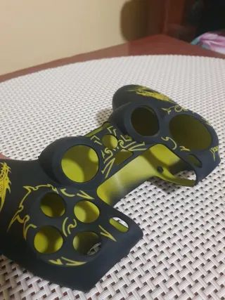 Funda Mando PS4 Dragón Negro y Amarillo