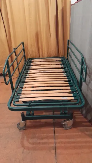 Cama articulada elevable en altura