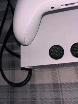 Xbox Series S Blanca + Parche Silicona Joysticks
