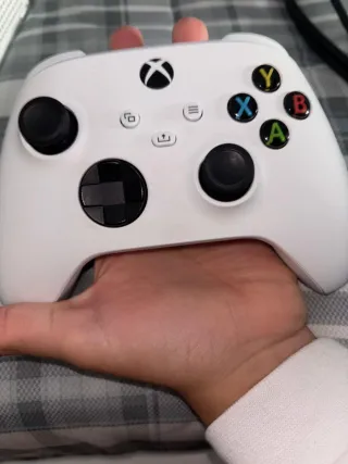 Xbox Series S Blanca + Parche Silicona Joysticks